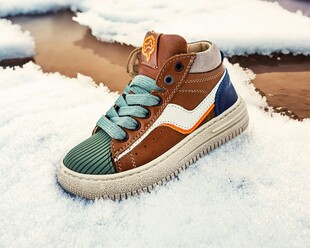 雪地中的多彩时尚运动鞋
