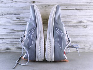 灰色休闲运动鞋特写