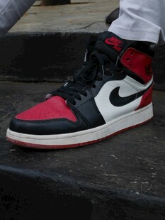 经典红黑耐克高帮运动鞋