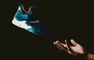 手接空中运动鞋