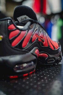 黑红配色潮流运动鞋特写