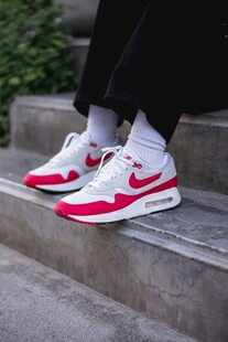 红白耐克运动鞋时尚穿搭