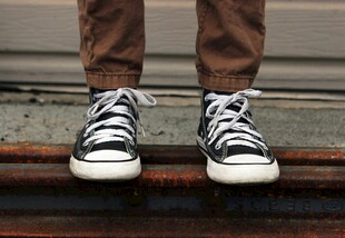 复古风帆布鞋下的双脚