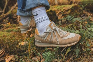 户外徒步者的休闲鞋与袜子