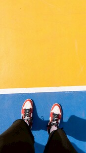 双脚立于黄蓝地面