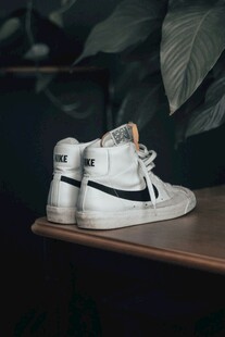 时尚白色运动鞋展示