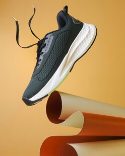 时尚运动鞋悬空展示