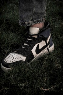 潮流运动鞋立于翠绿草地