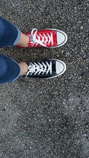 双脚穿多彩帆布鞋