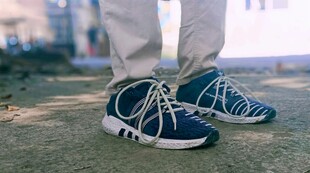 时尚蓝白运动鞋特写