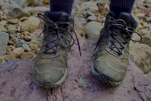 户外徒步脏旧登山鞋