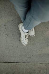脚下的休闲鞋与牛仔裤