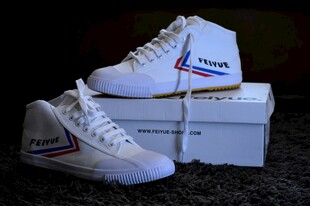 时尚白色高帮运动鞋展示