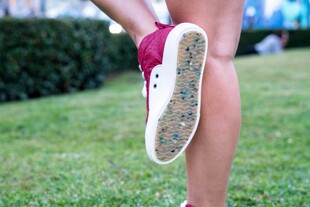 女子抬脚展示脏鞋底