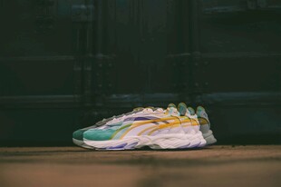 多彩运动鞋特写