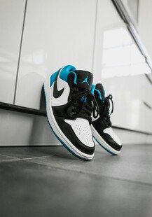 时尚黑白蓝配色运动鞋