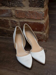 白色尖头高跟鞋优雅展示