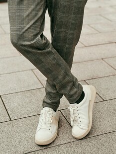 休闲穿搭下的时尚小白鞋