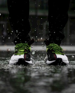 雨中踏水的运动鞋