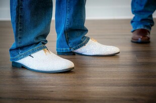 白色休闲鞋搭配牛仔裤