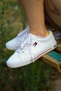 白色休闲鞋特写