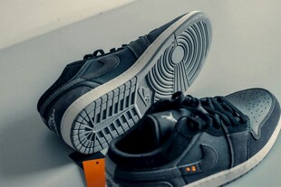 黑色时尚运动鞋特写