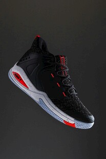 黑色时尚篮球鞋特写