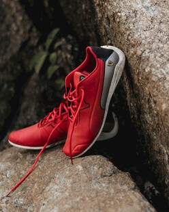 红色户外运动鞋置于岩石上
