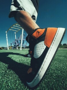 时尚运动鞋踏于绿茵之上