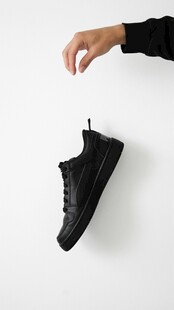 手悬黑色运动鞋
