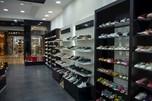 鞋店内景展示多样款式鞋