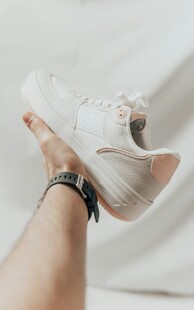 手持时尚白色运动鞋