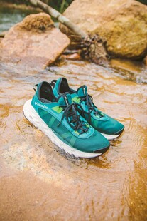 户外溪边的多彩运动鞋