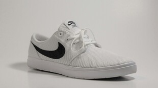 白色耐克休闲板鞋展示