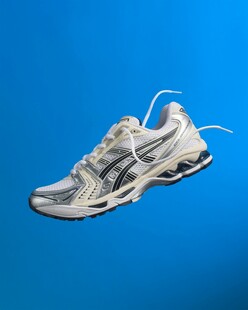 银白运动鞋悬浮于蓝背景