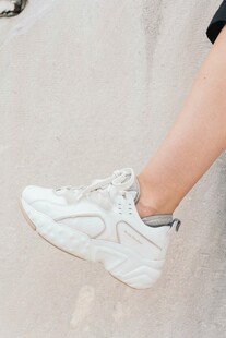 时尚白色运动鞋特写