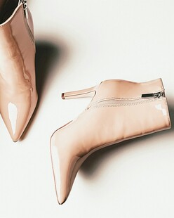 裸色尖头高跟短靴展示