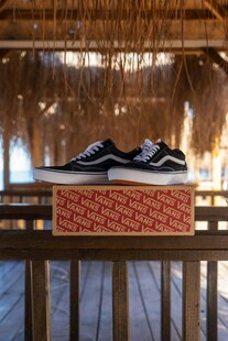 户外展示的时尚运动鞋