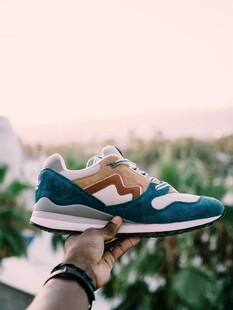 复古风运动鞋特写展示