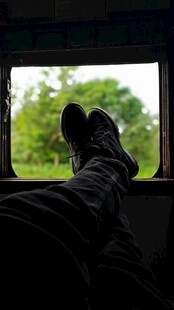 旅途中惬意的足部特写