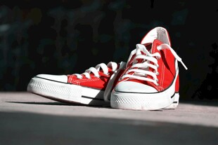 红白高帮帆布鞋特写