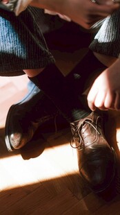 幼儿学系鞋带瞬间