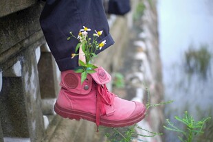 粉色雨靴中的小花