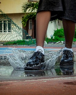 少女踏水溅起晶莹水花