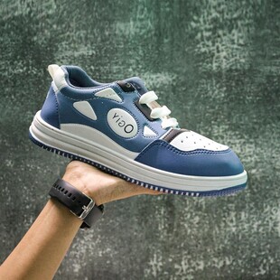 蓝白时尚运动鞋特写