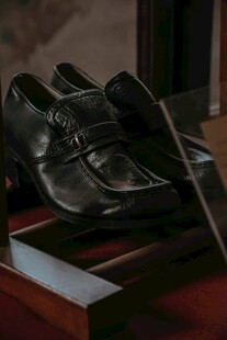 精致皮鞋与领带搭配展示