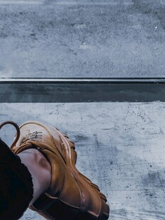 户外徒步者的棕色登山鞋