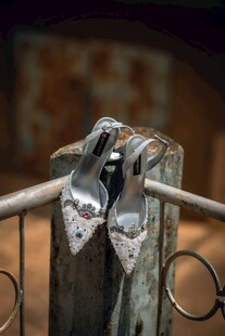 情侣锁挂于铁艺栏杆上