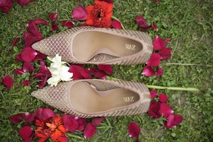 草地上的精致高跟鞋