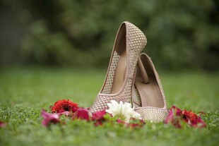 草地上的精致高跟鞋